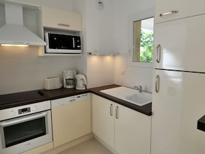 Lemari es, microwave, oven, dan mesin pencuci piring