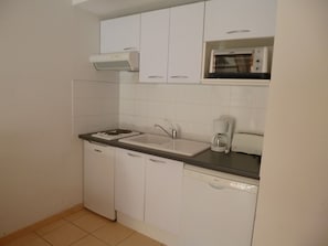 Fridge, oven, dishwasher, coffee/tea maker - Cozy Apartment in the Lively Resort of Carcans Océan (Carcans)