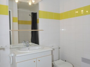 Shower - Cozy Apartment in the Lively Resort of Carcans Océan (Carcans)
