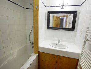 Combined shower/tub - Luxurious Chalet in Oz With Terrace (Oz)