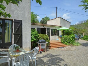 Outdoor dining - Spacious Villa in Murviel-lès-béziers With Terrace (Cessenon-sur-Orb)
