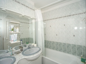 Combined shower/bathtub - Holiday Home With Large Garden and Private Lake in the Lovely Surroundings of Beauchamps (Beauchamps-sur-Huillard)