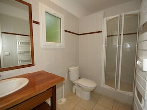 Bathtub, towels - Beautiful Villa With a Dishwasher, 500 m. From the Lake (Biscarrosse)