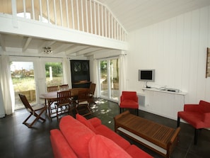 Living room - Beautiful Villa With a Dishwasher, 500 m. From the Lake (Biscarrosse)