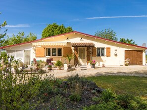 Exterior - Sunlit Bungalow With Private Pool in Nadaillac-de-rouge (Nadaillac-de-Rouge)