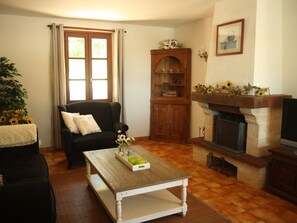 Fireplace - Quiet Cottage in Pontcirq, With Wifi, Private Pool and Beautiful Garden (Pontcirq)