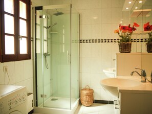 Shower - Quiet Cottage in Pontcirq, With Wifi, Private Pool and Beautiful Garden (Pontcirq)
