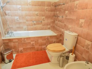 Combined shower/bathtub - Cosy and Charming Cottage on a Large Nature Estate Ideal for Couples! (Sos)