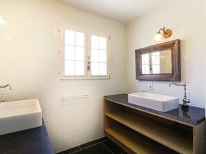 Shower - Luxury Villa With Heated Private Pool in the Beautiful Wine Region of Southern France (Saint-Jean-de-Minervois)