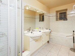 Combined shower/tub - Modern Holiday Home in Montclera With Swimming Pool (Montclera)