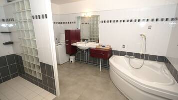 Combined shower/tub
