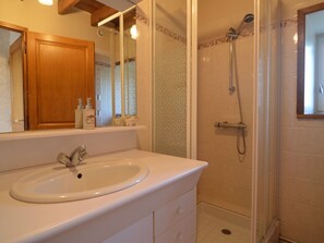 Shower - Stone Holiday House 2,5 km From the sea (La Haye)