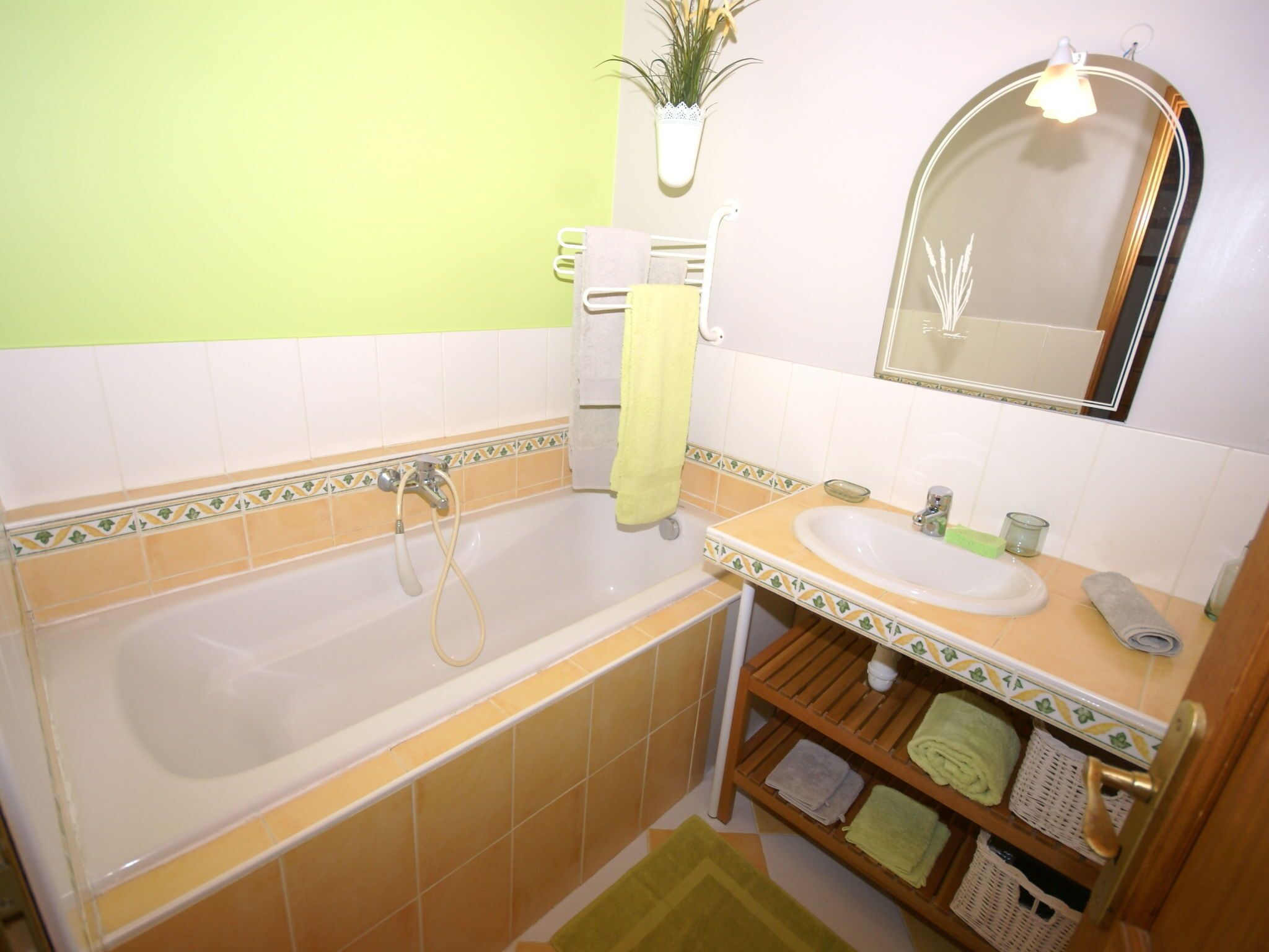 Bathtub, towels