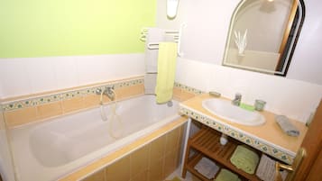 Bathtub, towels