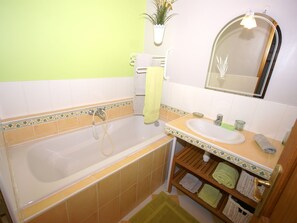 Bathtub, towels - Characteristic, Modern House With Pool and Jacuzzi in Southern France (Avezan)