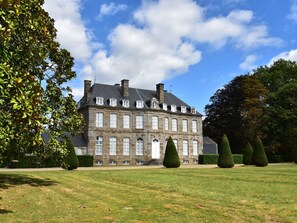 Exterior - Vintage Holiday Home in Vergoncey With Swimming Pool (Saint-James)
