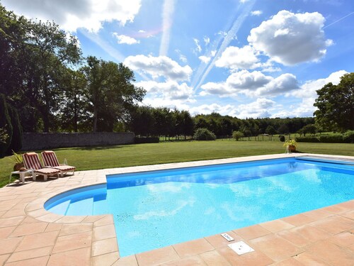 Vintage Holiday Home in Vergoncey With Swimming Pool