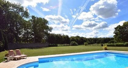 Vintage Holiday Home in Vergoncey With Swimming Pool