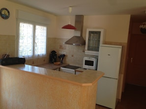 Lemari es, microwave, oven, dan mesin pencuci piring