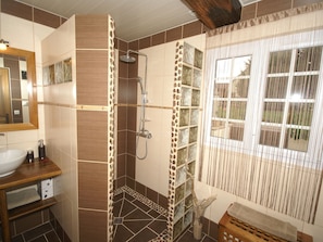 Buồng tắm vòi sen, khăn tắm 