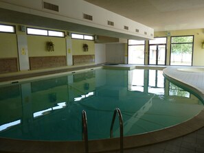 Outdoor pool - Semi-detached Chalet With a Terrace 100 m. From the Beach (Giffaumont-Champaubert)