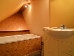 Bathtub - Apartment 6 km From Opal Coast With Garden, Internet and Parking (Lefaux)