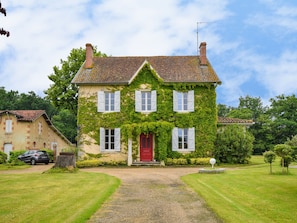 Exterior - Spacious Holiday Home in Labastide-d'armagnac With Pool (Saint-Julien-d'Armagnac)