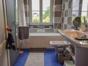Shower - Spacious Holiday Home in Labastide-d'armagnac With Pool (Saint-Julien-d'Armagnac)