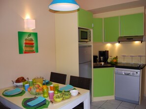 Fridge, microwave, stovetop, dishwasher - Comfortable Apartment With a Terrace at 800 m. From the sea (Saint-Cyprien)