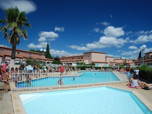 Outdoor pool - Comfortable Apartment With a Terrace at 800 m. From the sea (Saint-Cyprien)