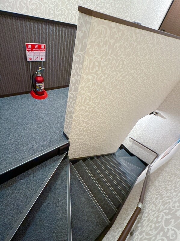 Handrails in hallways - Homee Osaka (Osaka)