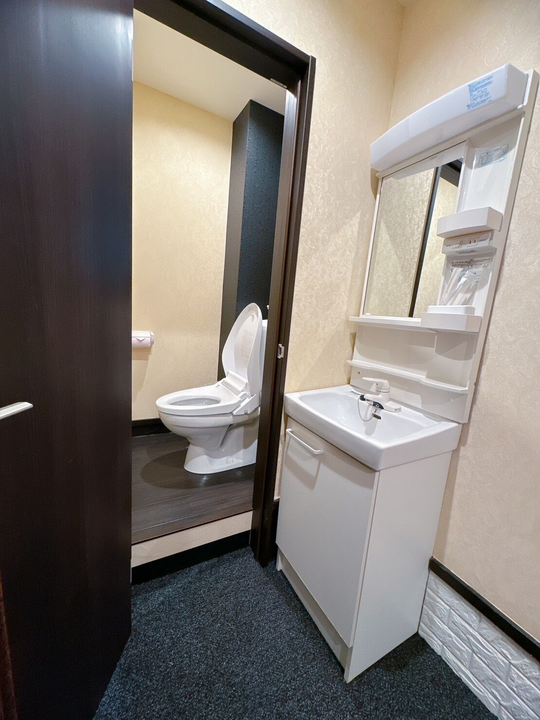 スタンダード ダブルルーム (102) | バスルーム | シャワー、バスアメニティ (無料)、ヘアドライヤー、洗浄機付トイレ