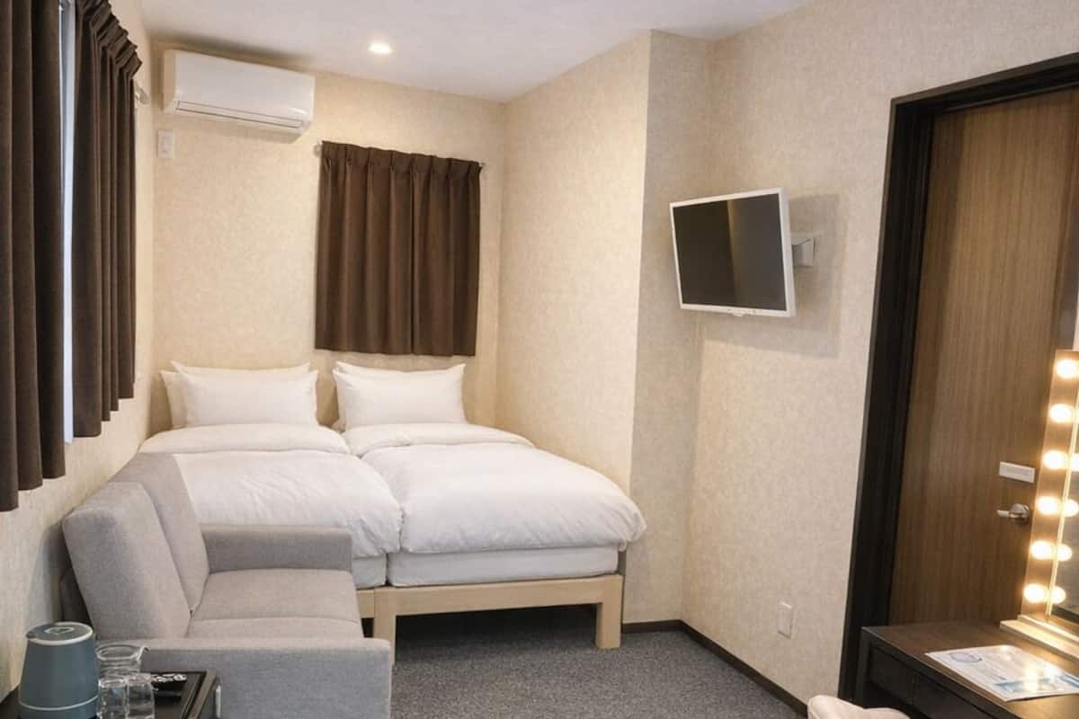 Standard Double Room (202)