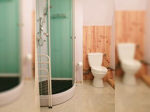 Shower - Space and Tranquility in Fine Centrally Located House With Private Pool Cahus (Cahus)
