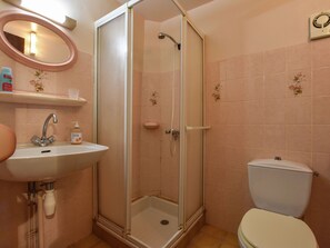 Shower - Romantic Holiday Home in Dégagnac With Large Garden in Historical Surroundings (Degagnac)