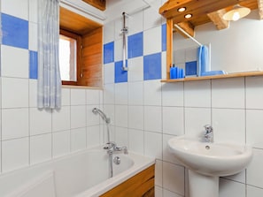 Bathtub - Rustic Chalet in Saint-martin-de-belleville With Balcony (Les Belleville)