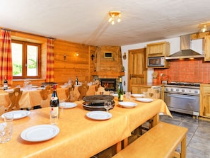 Dining - Rustic Chalet in Saint-martin-de-belleville With Balcony (Les Belleville)