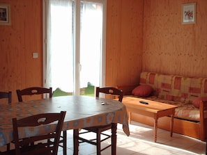 Living room - Semi-detached Chalet With a Terrace 100 m. From the Beach (Giffaumont-Champaubert)