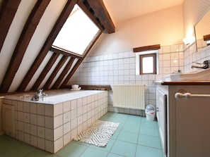 Bathtub - Authentic Rural House With Garden in Central France (Saint-Loup-Geanges)