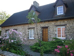Exterior - Cozy Holiday Home in Bolleville With Terrace (La Haye)