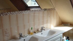 Bathroom - Cozy Holiday Home in Bolleville With Terrace (La Haye)