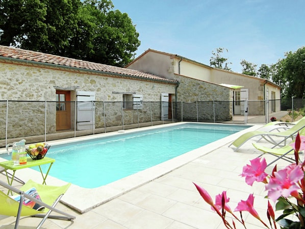 Outdoor pool - Spacious Holiday Home in Saint-mézard With a Swimming Pool (Saint-Mezard)