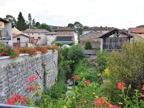 Exterior - Cozy Holiday Home in Saint-pierre-le-vieux With a Terrace (Saint-Pierre-le-Vieux)