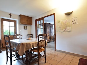 Dining - Cozy Holiday Home in Saint-pierre-le-vieux With a Terrace (Saint-Pierre-le-Vieux)