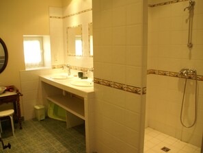 Shower - Authentic Holiday Home in a Former Farmhouse, With Garden, in Southern France (Plieux)