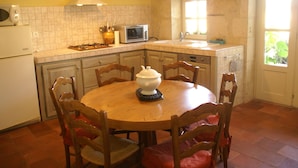 Coffee/tea maker, fridge, microwave, oven - Authentic Holiday Home in a Former Farmhouse, With Garden, in Southern France (Plieux)