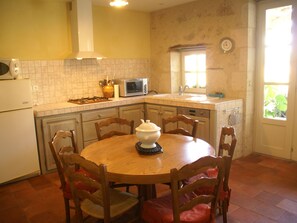 Fridge, microwave, oven, dishwasher - Authentic Holiday Home in a Former Farmhouse, With Garden, in Southern France (Plieux)