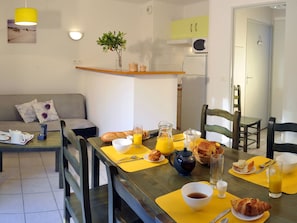 Dining - Carefully Furnished Apartment, Just at 800 m. From the Beach (Soulac-sur-Mer)