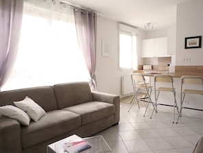Dining - Modern Studio With Private Parking Just 7 Minutes From Disneyland Paris (Bussy-Saint-Georges)
