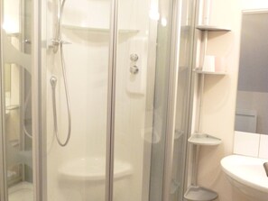 Bathtub - Spacious Holiday Home in Drucat France With Garden (Drucat)
